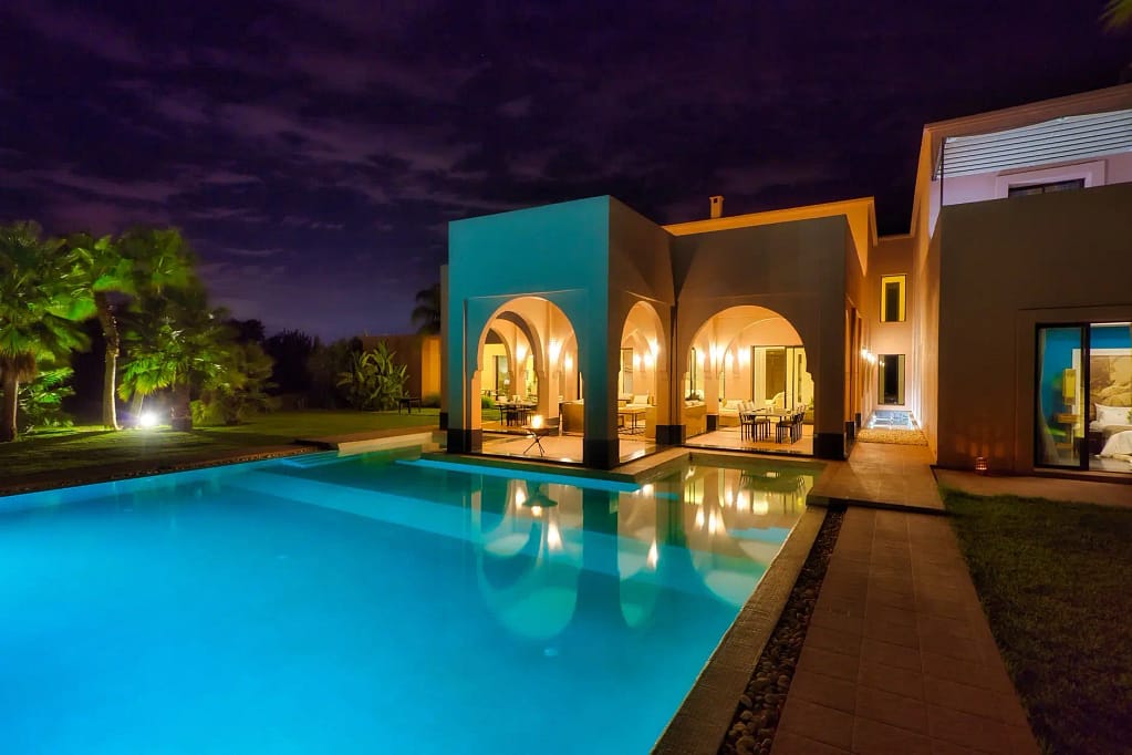 Une villa de luxe à Marrakech offre un mélange envoûtant de sophistication moderne et de charme traditionnel marocain