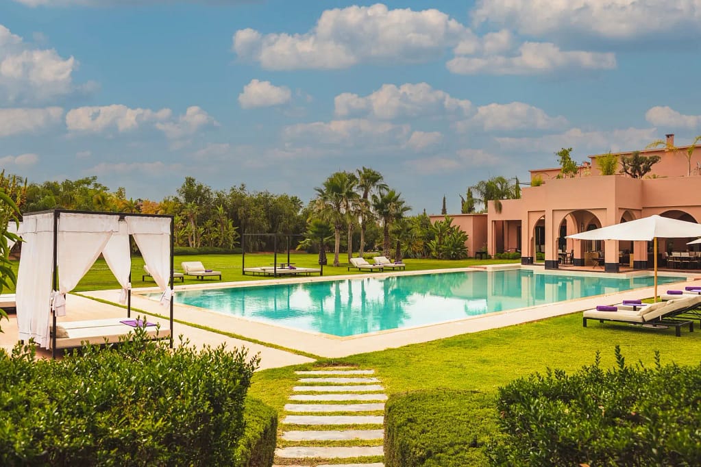 Une villa de luxe à Marrakech offre un mélange envoûtant de sophistication moderne et de charme traditionnel marocain