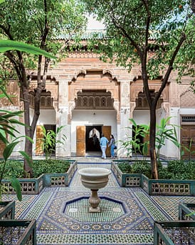 Marrakech Émerveillez-vous devant la splendeur des palais historiques, avec leurs mosaïques colorées et arcs sculptés.