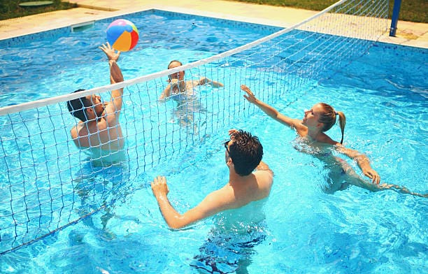 Organisez des jeux amusants dans la piscine privée, comme le volley-ball aquatique, les courses de nage ou les combats de pistolets à eau.